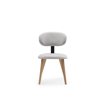 Silla Alma diseñada con patas de madera y asiento y respaldo tapizado en tejido gris claro 2