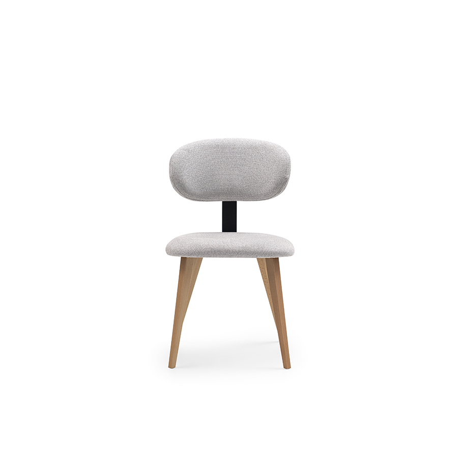 Silla Alma con patas de madera natural y asiento y respaldo tapizado en tejido gris claro