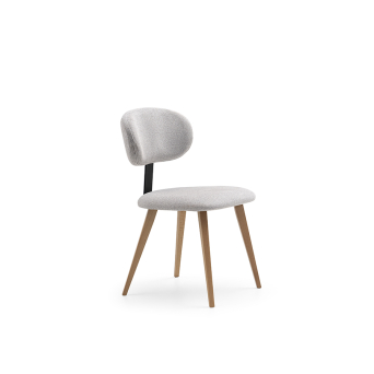 Silla Alma diseñada con patas de madera y asiento y respaldo tapizado en tejido gris claro