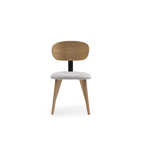 Silla Alma RM con patas y respaldo en madera y asiento tapizado en tela gris claro