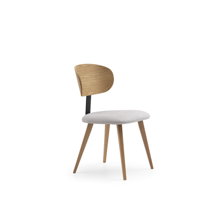 Silla de comedor sin brazos Alma RM con patas y respaldo en madera y asiento tapizado en tela gris claro
