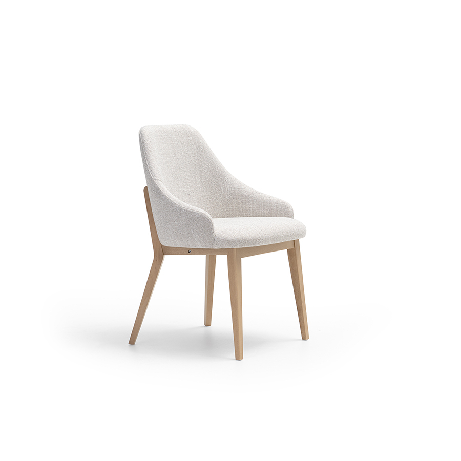 Silla Dima Eme con patas de madera y carcasa tapizada en color clarito
