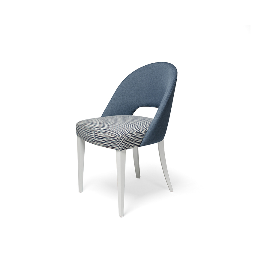 Silla Lara con patas de madera en color blanco y asiento y respaldo tapizado