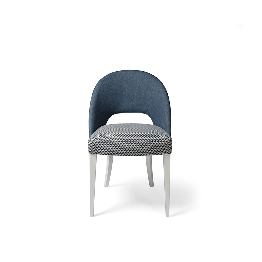Vista frontal de la silla Lara con patas de madera en color blanco y asiento y respaldo tapizado
