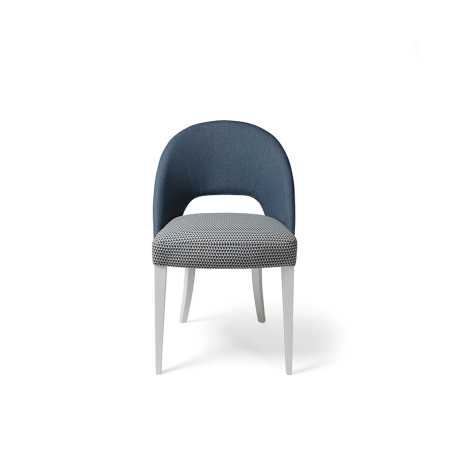 Vista frontal de la silla Lara con patas de madera en color blanco y asiento y respaldo tapizado