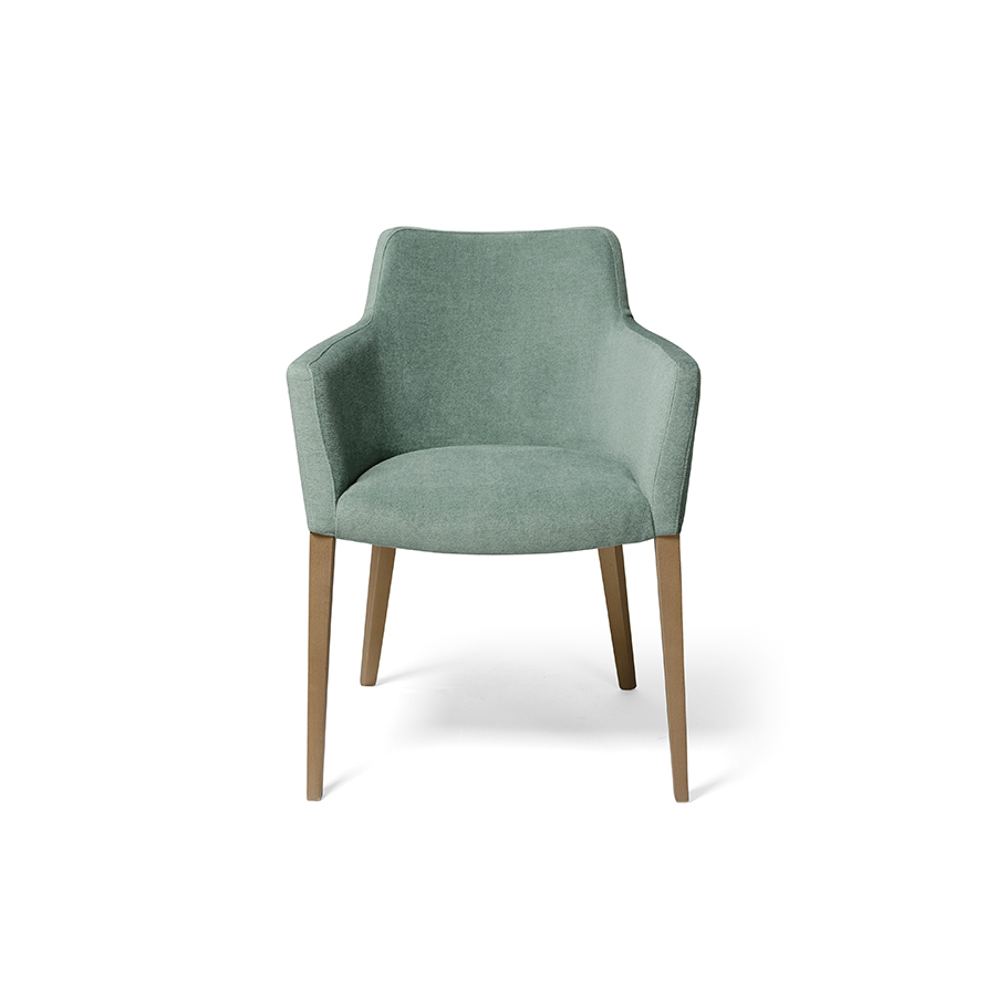 Vista frontal del sillón Hugo con patas de madera y tapizado en tela color verde claro