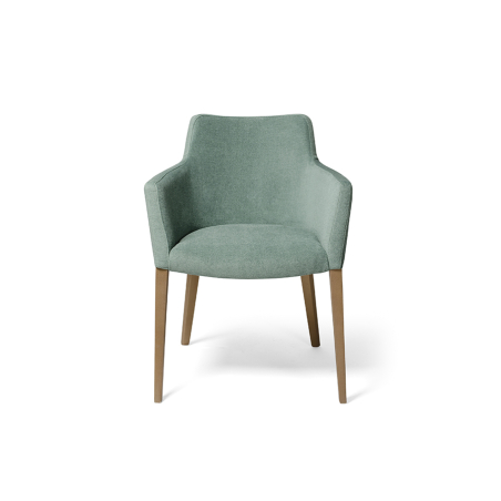 Vista frontal del sillón Hugo con patas de madera y tapizado en tela color verde claro
