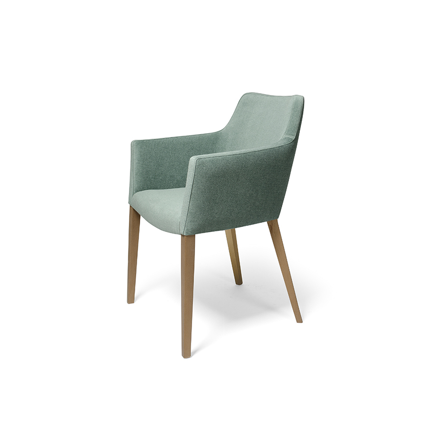 Sillón Hugo con patas de madera y tapizado en tela color verde claro