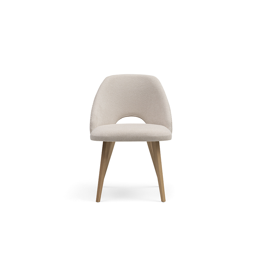 Vista frontal de la silla Dakota ND con patas de madera y asiento y respaldo tapizado en tela color crudo