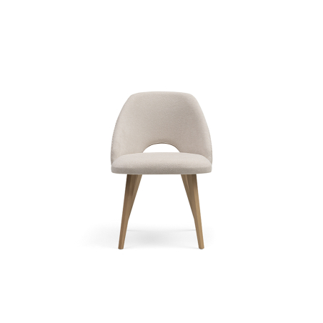 Vista frontal de la silla Dakota ND con patas de madera y asiento y respaldo tapizado en tela color crudo