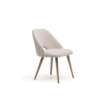 Silla Dakota ND con patas de madera y asiento y respaldo tapizado en tela color crudo