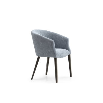 Sillón Torino con patas de madera y asiento y respaldo tapizado en tela