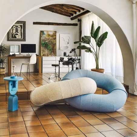 Ambiente con sofá Link de la firma Sancal compuesto por dos unidades en color azul y beige