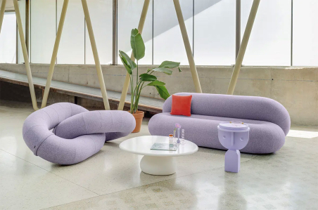 Ambiente con sofá Link de la firma Sancal compuesto por dos unidades en color lila