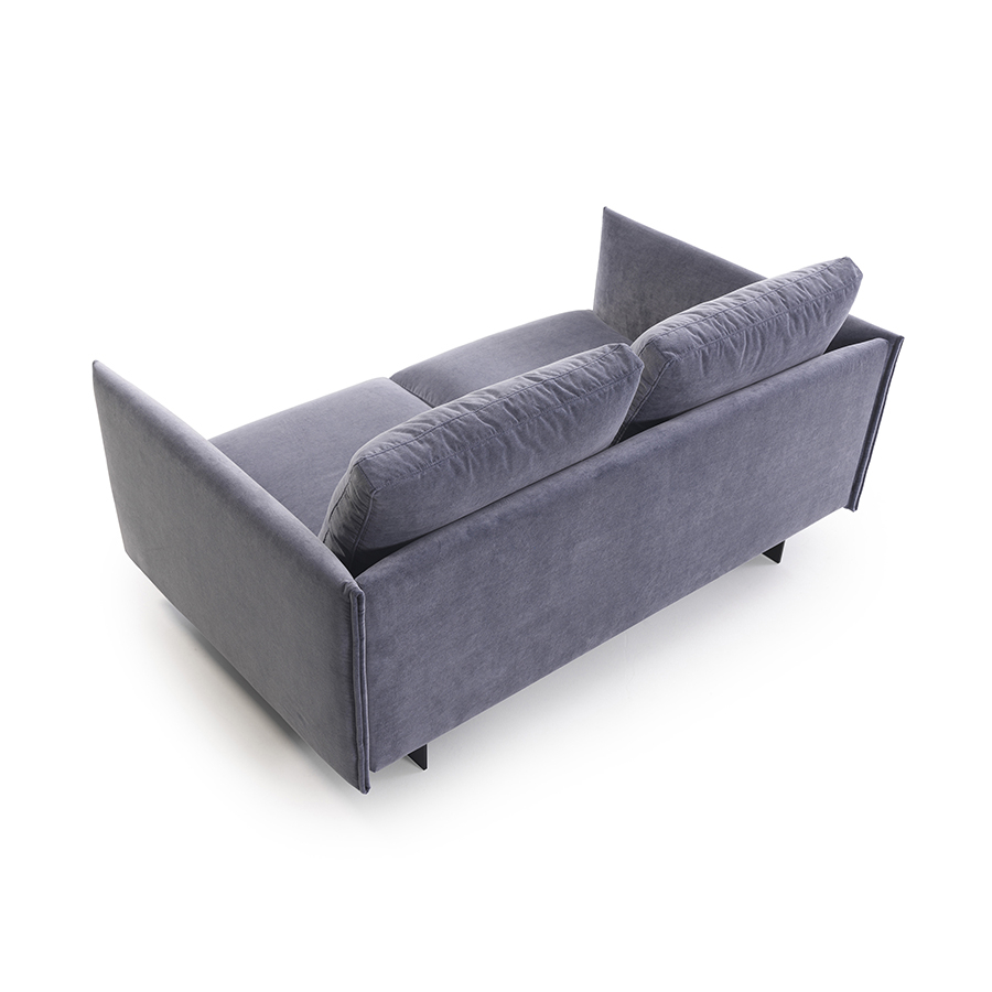 Vista trasera del sofá Deep de Sancal con patas de metal macizo lacado y tapizado en tela color azul