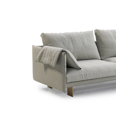 Detalle del sofá Deep de Sancal con patas de metal macizo lacado y tapizado en tela color gris claro