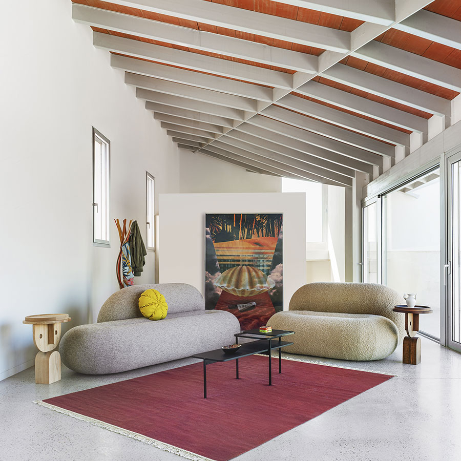 Ambiente de salón con sofá Loop de la firma Sancal