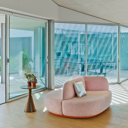 Ambiente de sala de espera con sofá La Isla de medida 192cm. en color rosa