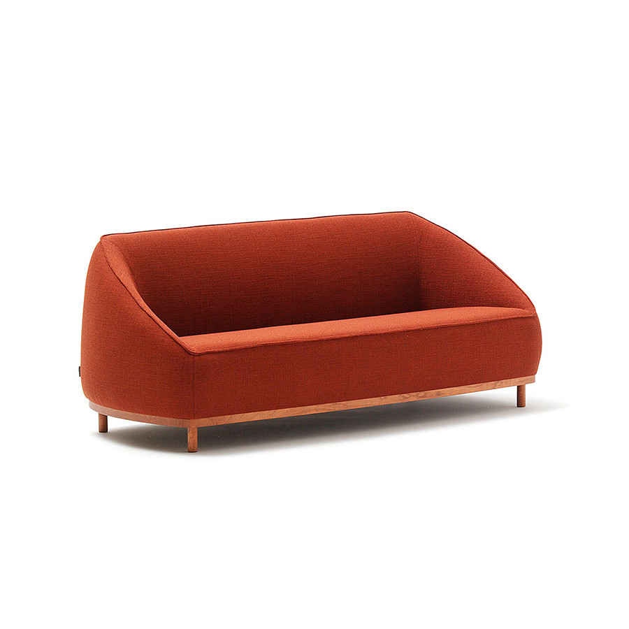 Sofá Sumo de la firma Sancal con estructura de madera y tapizado en tela color teja