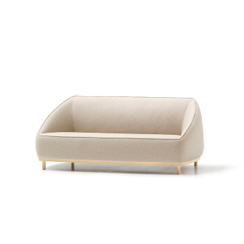 Sofá Sumo de la firma Sancal con estructura de madera y tapizado en tela color crudo