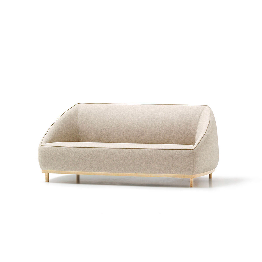 Sofá Sumo de la firma Sancal con estructura de madera y tapizado en tela color crudo