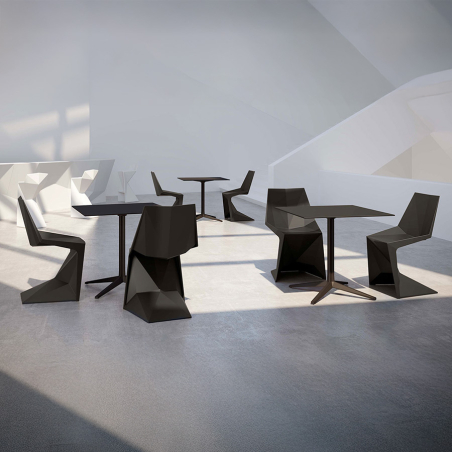 Vista en ambiente exterior de conjunto de sillas Voxel de Vondom en acabado blanco y negro, ideal para exteriores