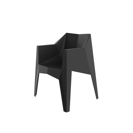 Vista lateral del Sillón Voxel de Vondom, acabado en negro