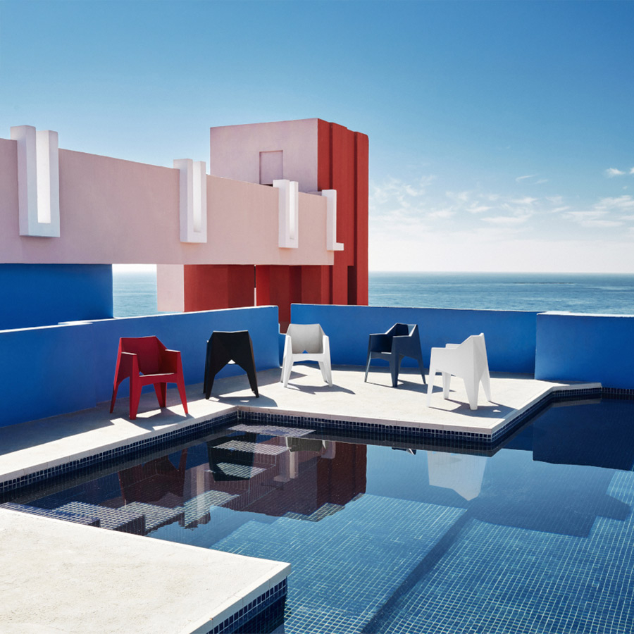 Vista en ambiente del Sillón Voxel de Vondom, de polipropileno, en diferentes acabados