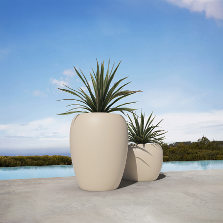 Conjunto de maceteros Blow de Vondom en acabados negro y blanco. Diseño sofisticado y versátil ideal para cualquier ambiente