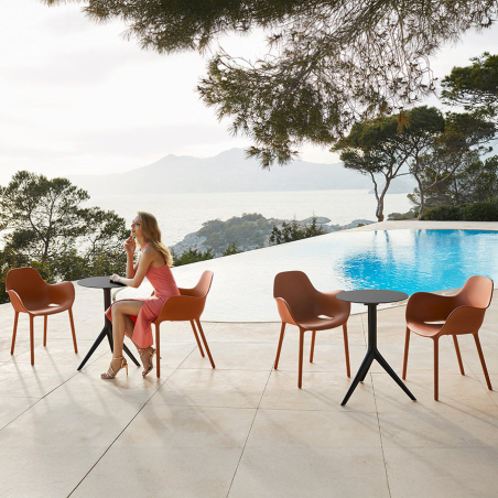 Vista en ambiente de la Silla Sabinas de Vondom en acabado rojo