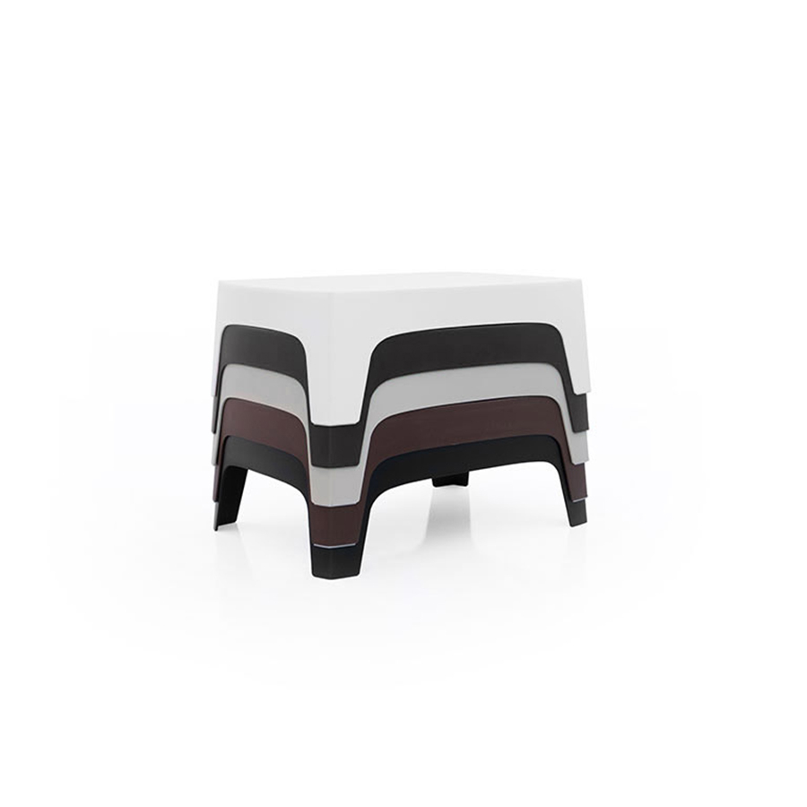Conjunto de mesas bajas Solid de Vondom, apilables y en diferentes acabados