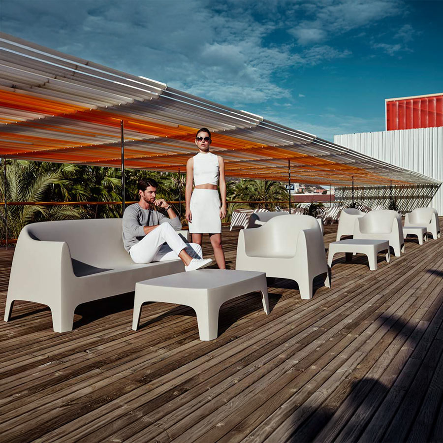 Vista de conjunto de mesas bajas Solid de Vondom, en ambiente exterior