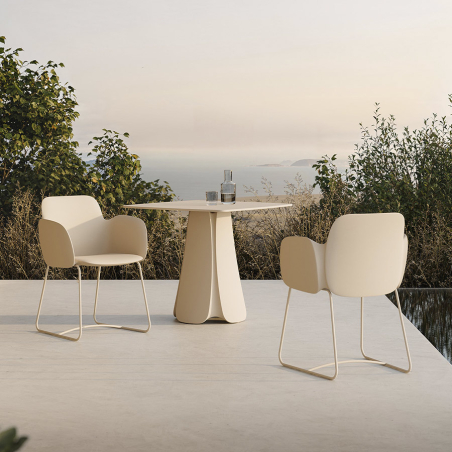 Silla Pezzettina de Vondom, en ambiente exterior, en acabado crema