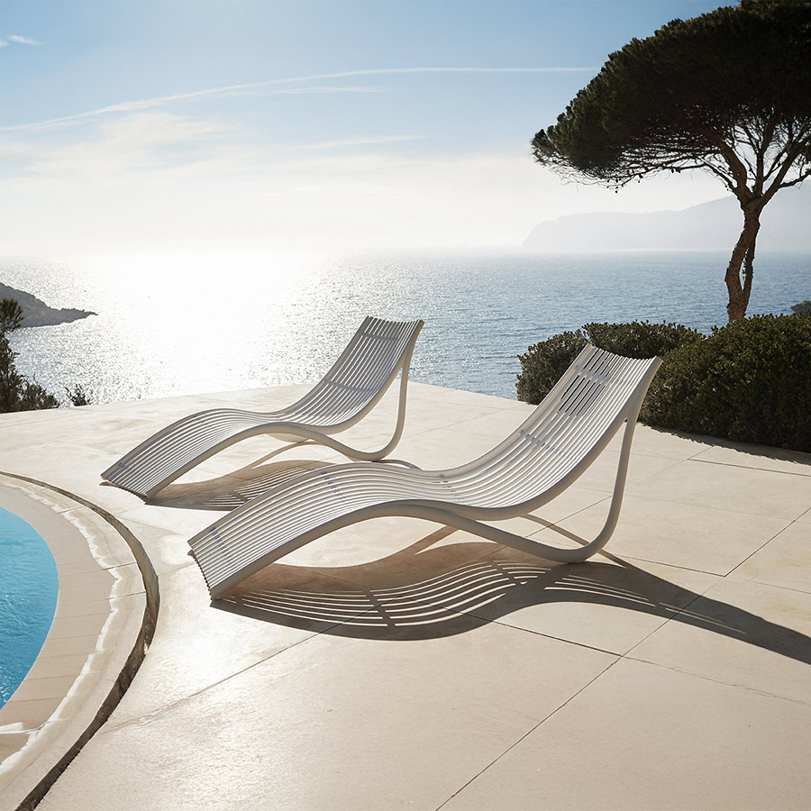 Par de tumbonas Ibiza de Vondom, en ambiente exterior