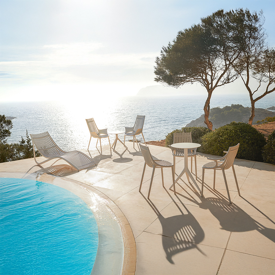Vista conjunta de la tumbona Ibiza junto a la silla Ibiza de Vondom, en ambiente exterior