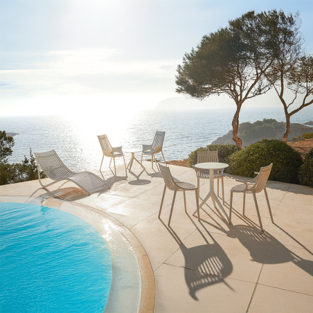 Vista conjunta de la tumbona Ibiza junto a la silla Ibiza de Vondom, en ambiente exterior