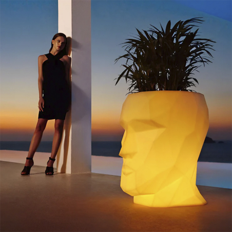 Macetero Adan de Vondom, con iluminación, en ambiente exterior
