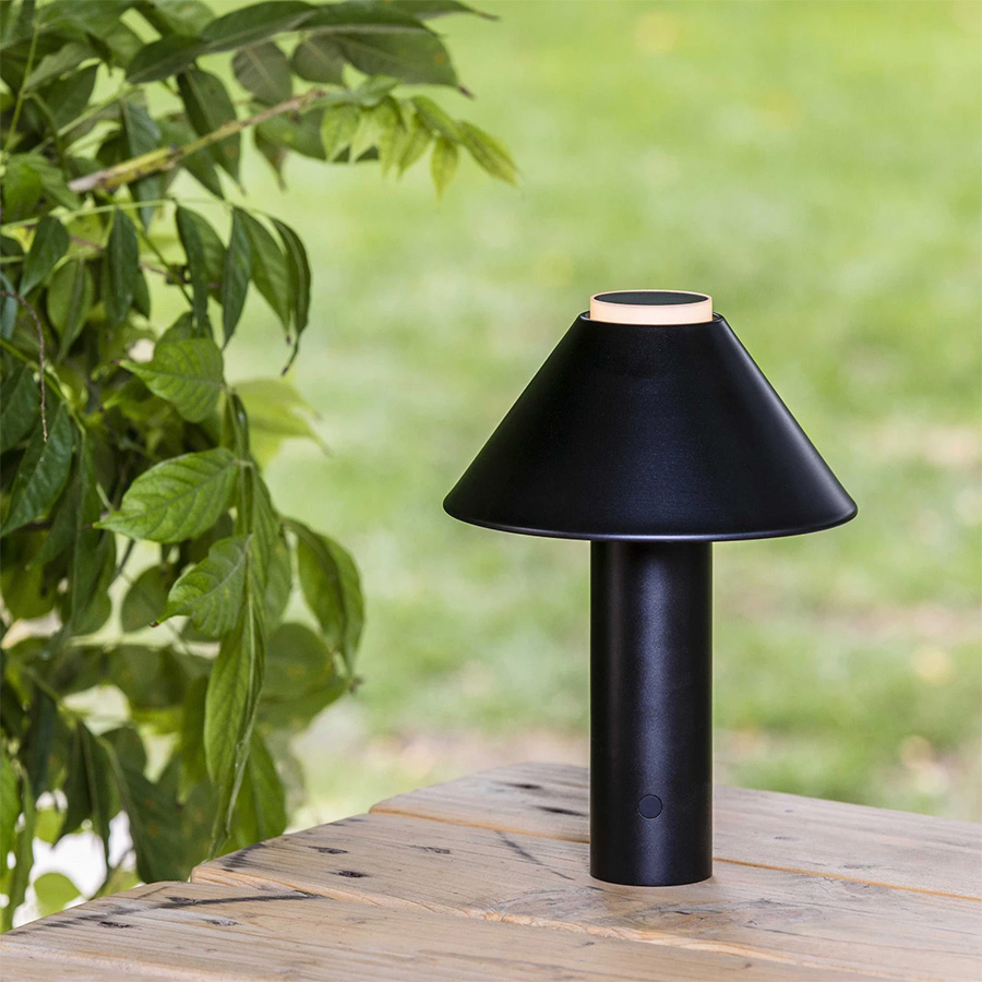 Lámpara Fuji de Faro Barcelona en ambiente exterior, con pantalla graduable en dos posiciones diferentes