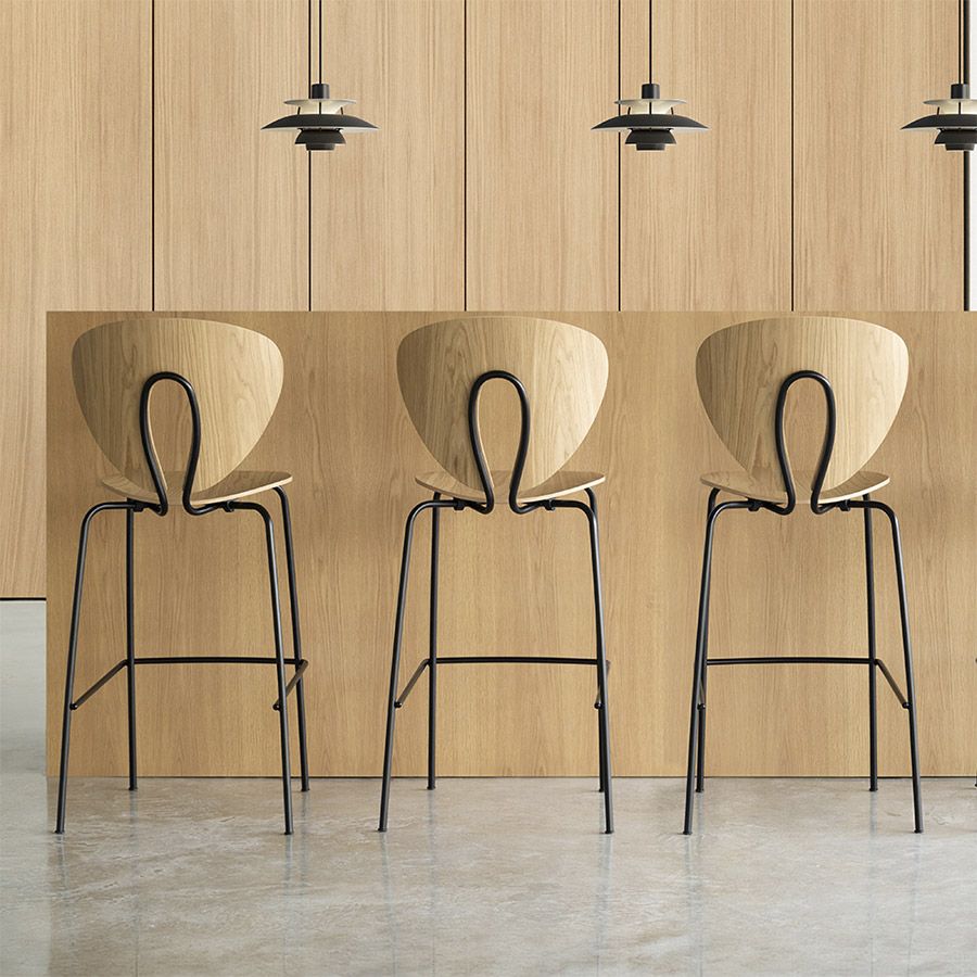 Taburete Globus de Stua de asiento madera y estructura acero con vista trasera en ambiente profesiona