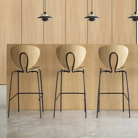 Taburete Globus de Stua de asiento madera y estructura acero con vista trasera en ambiente profesiona