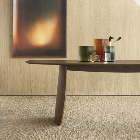 Mesa Petal de Stua madera nogal en ambiente vista ampliada