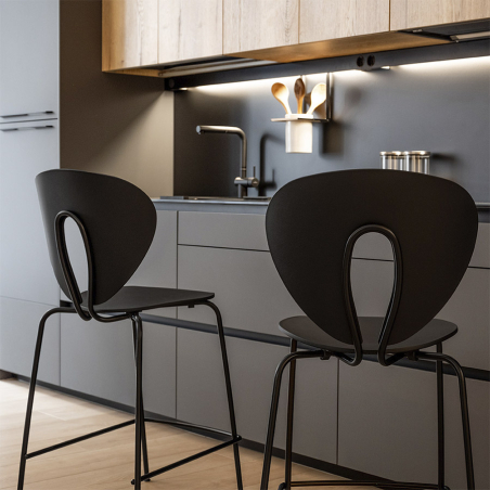 Taburete Globus de Stua polipropileno negro en ambiente de cocina de diseño contemporáneo