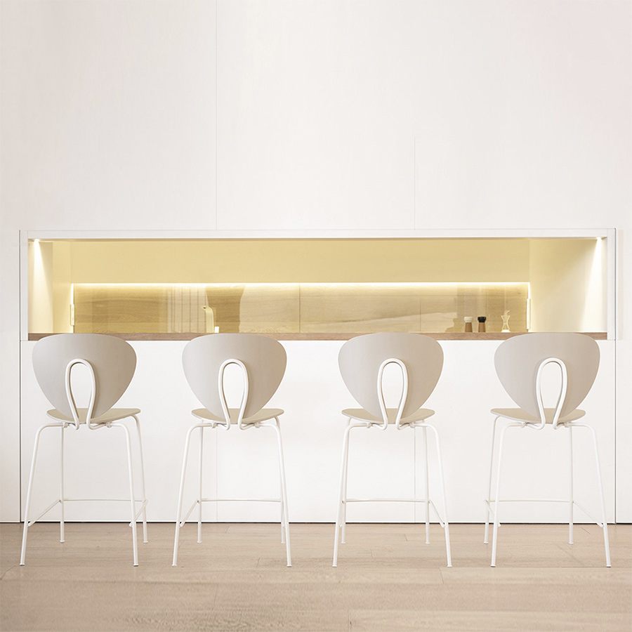 Taburete Globus de Stua blanco en ambiente de cocina de diseño contemporáneo