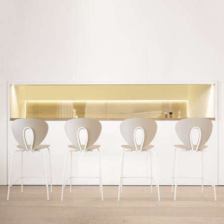 Taburete Globus de Stua blanco en ambiente de cocina de diseño contemporáneo
