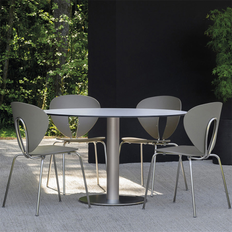 Silla Globus exterior de Stua de acero inoxidable y asiento de polipropileno piedra en exterior con mesa