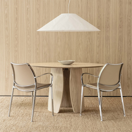 Mesa redonda Petal de Stua madera roble en ambiente de salón