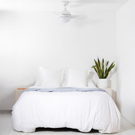 Ventilador de techo Hvar de la marca Faro Barcelona en ambiente de dormitorio