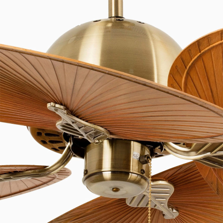 Detalle del motor en oro envejecido y las palas marrón claro del ventilador de techo Cuba de Faro Barcelona