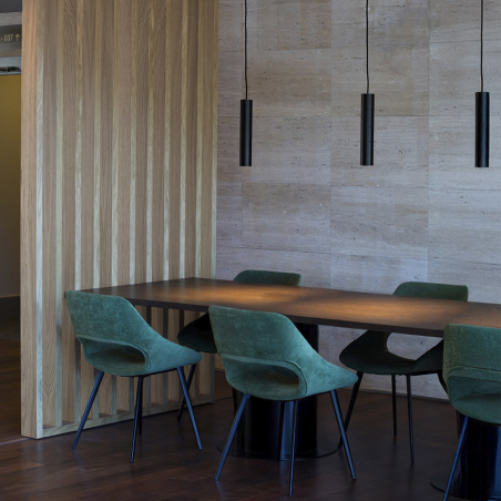 Vista en ambiente de salón de la Lámpara colgante Stan, en acabado negro mate, de la firma Faro Barcelona