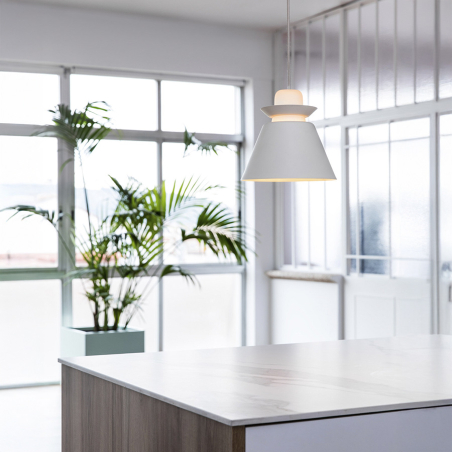 Vista en ambiente de cocina de la Lámpara colgante Naos 233, de Faro Barcelona